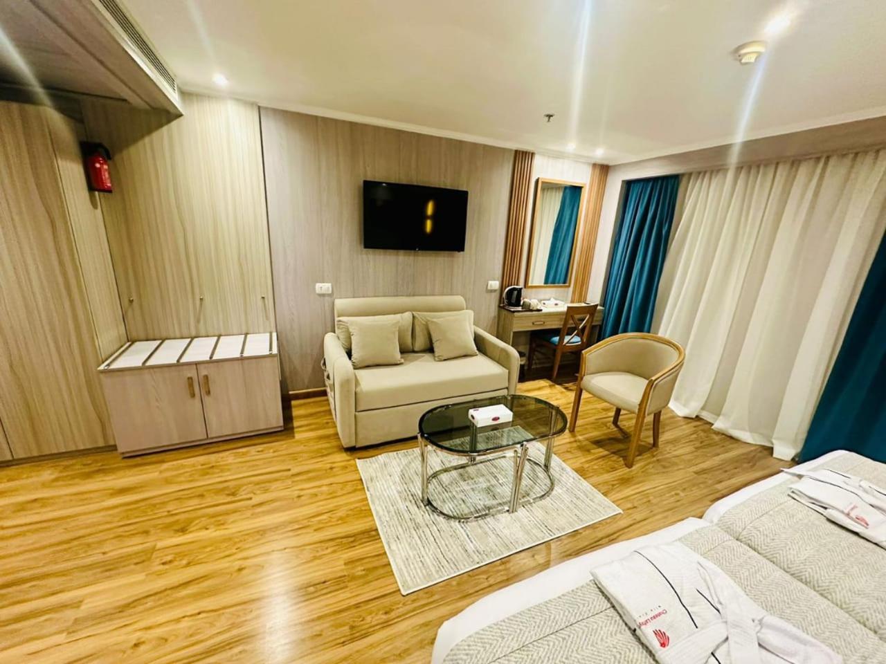 Ms Chateau Lafayette Nile Cruise - 4 Nights From Each Monday And 3 Nights From Aswan Each Friday